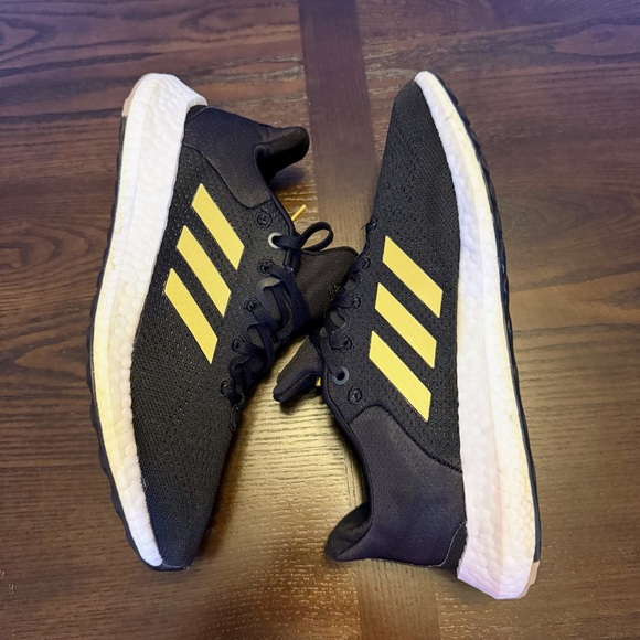 Like New - Women’s Size 9 Adidas Pureboost 22 Running Shoes Black/Gold Metallic - Picture 2 of 9